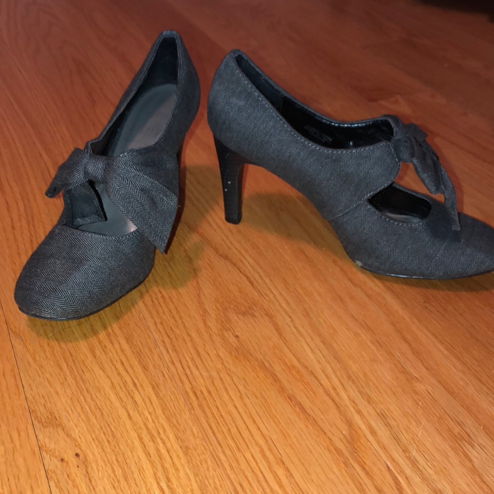 Black bow heels